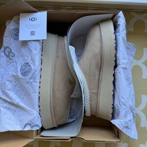 UGG Tan Platform Shoes😃😃